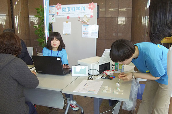 職業体験フェスタの様子（自律神経の測定）