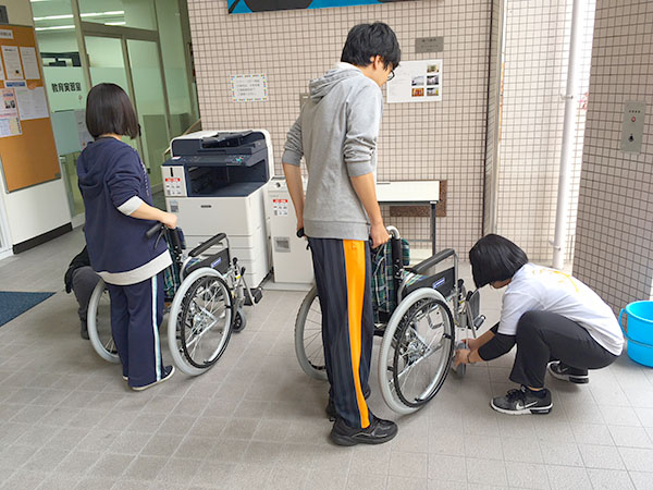 介助の後、車いすの手入れをすることも大切な支援のひとつ！　