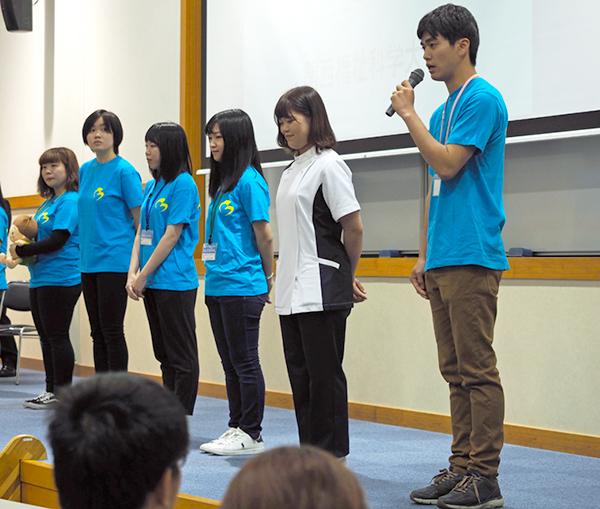 学科紹介をする教育学科子ども教育専攻の前塚さん