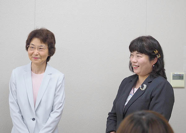 橋川教授（左）と増田ひろ子・学生支援センター担当課長