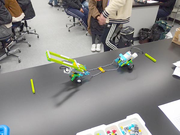 自作ロボットの力比べトーナメント大会の様子