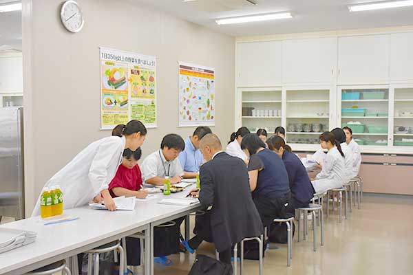 学生考案レシピ試食会の様子