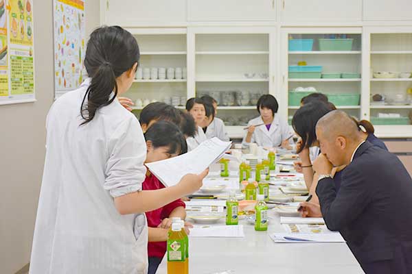 学生考案レシピ試食会の様子