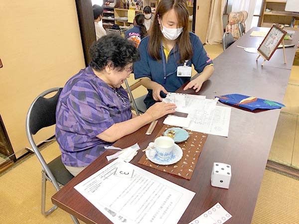 サイコロに一緒に取り組んでいます