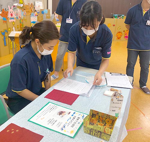 空いた時間も無駄にはしません。接客の練習中。