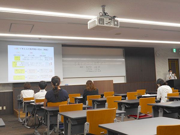 「子育てのコツを学ぼう」の様子