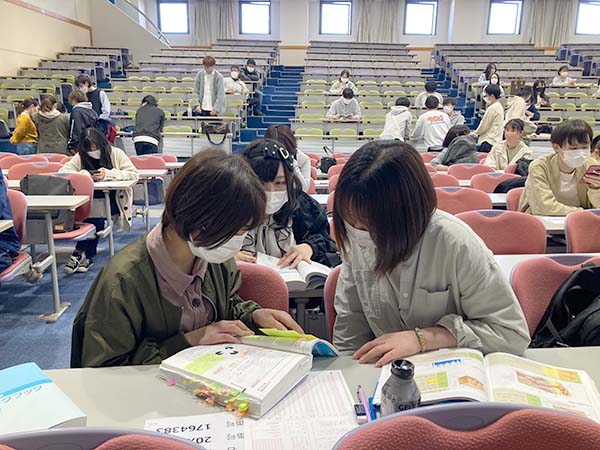 学内ガイダンスと実力テストの様子