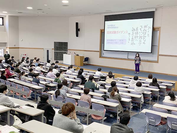 学内ガイダンスと実力テストの様子