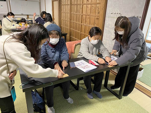 「携帯ストラップづくり」の様子